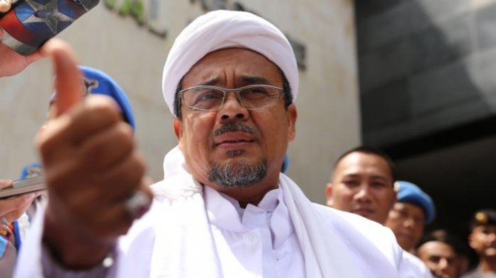 Ketua Umum FPI Habib Rizieq Syihab Muncul di Aksi 212 depan Gedung DPR