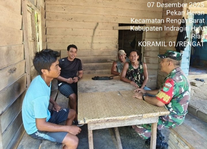 Nikmati Seteguk Kopi, Babinsa Ngobrol Sambil Komsos Bersama Warga