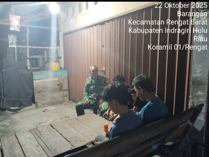 Pastikan Keamanan Warga, Babinsa koramil 01/Rengat Patroli Malam Hari  Di Wilayah Binaan