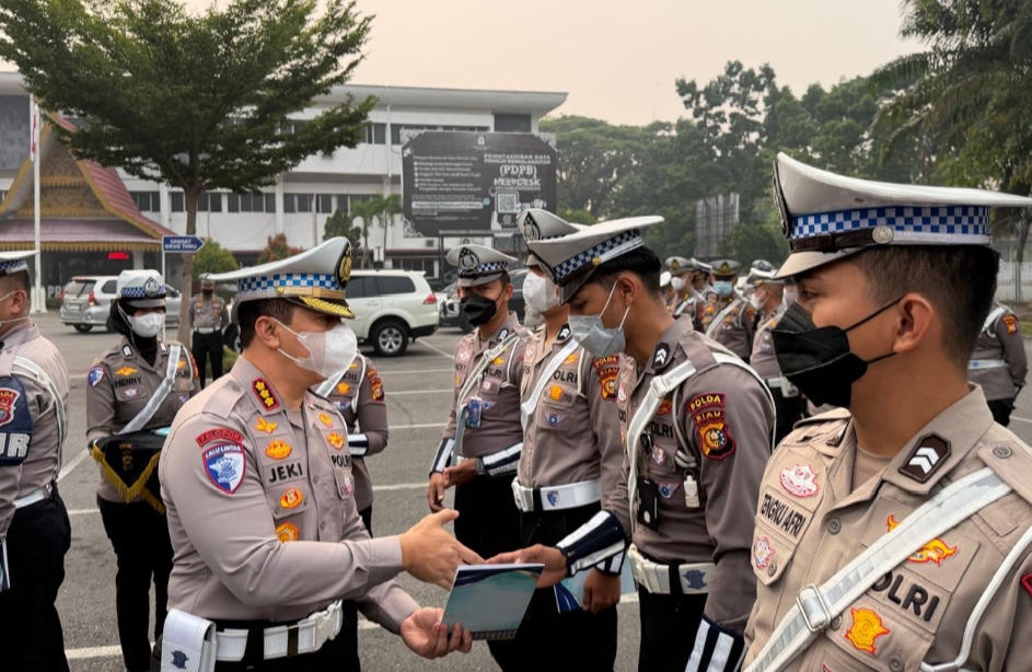 Berprestasi dalam Tugas, 13 Personel Ditlantas Polda Riau Terima Penghargaan