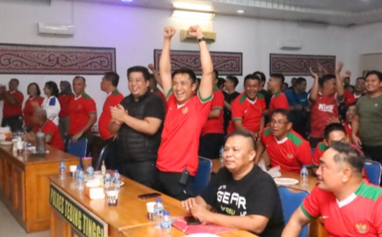 Kapolres Tebing Tinggi Nobar Semifinal Piala U23 Bersama Warga