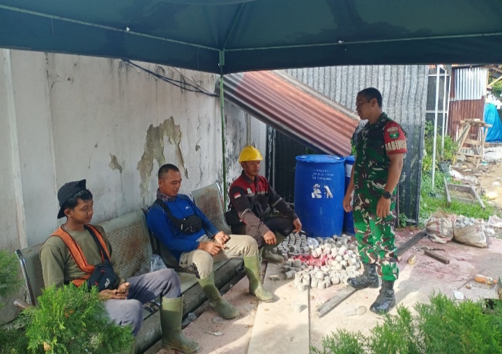 Menghampiri Pekerja Bangunan Di Desa binaan, Babinsa melaksanakan Giat komsos