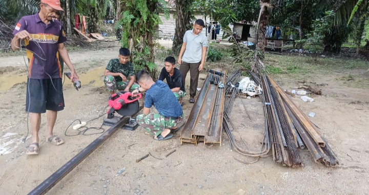 Perakitan Besi Pondasi Jadi Fokus Satgas Kodim 0302/Inhu dalam Pembangunan Jembatan Gantung Garuda