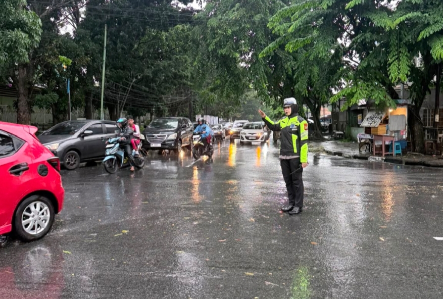 Urai Kemacetan Ditengah Guyuran Hujan, Polantas Polda Riau Tuai Apresiasi dari Masyarakat