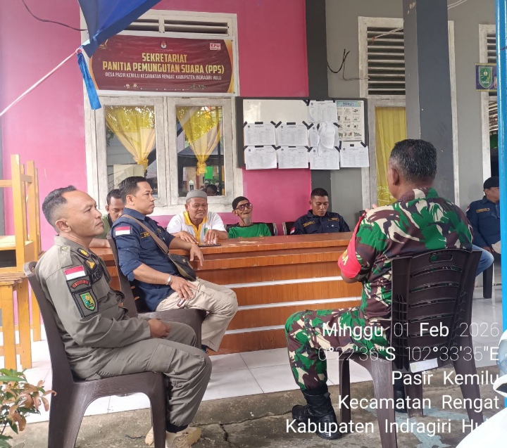 Babinsa Bersama Perangkat Desa Bahas Keamanan Lingkungan Wilayah Desa Binaanya