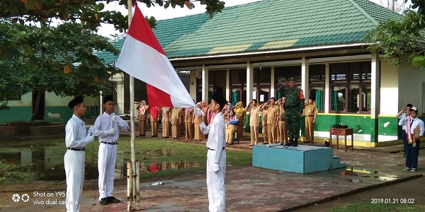 Upacara Bendera Di SMPN 1 Pasir Penyu Oleh Danramil 04