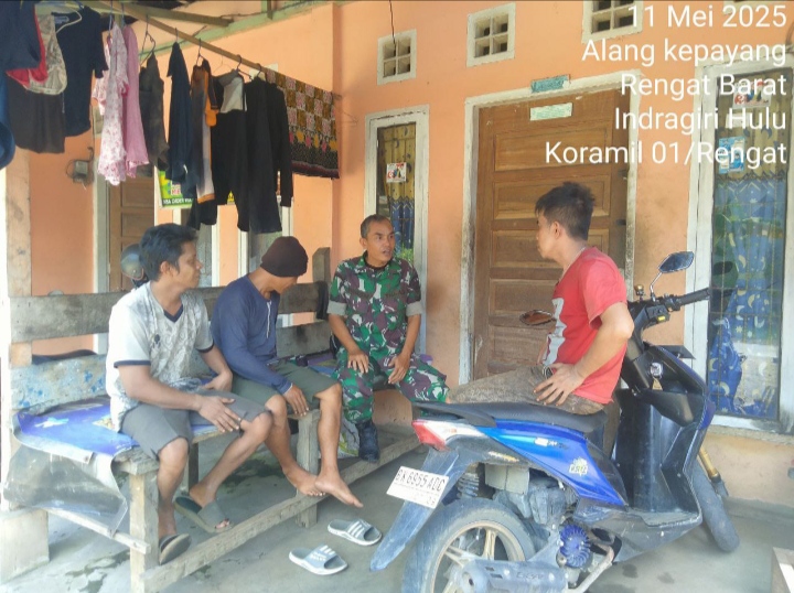 Dengan Komsos ,Babinsa Koramil 01/Rengat Sosialisasi Penerimaan Tamtama PK TNI AD Tahun 2025 Kepada Warga
