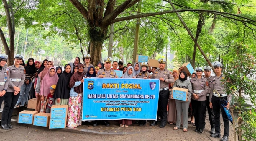 Memperingati HUT Lalu Lintas Bhayangkara ke-70, Ditlantas Polda Riau Bagikan Paket Sembako