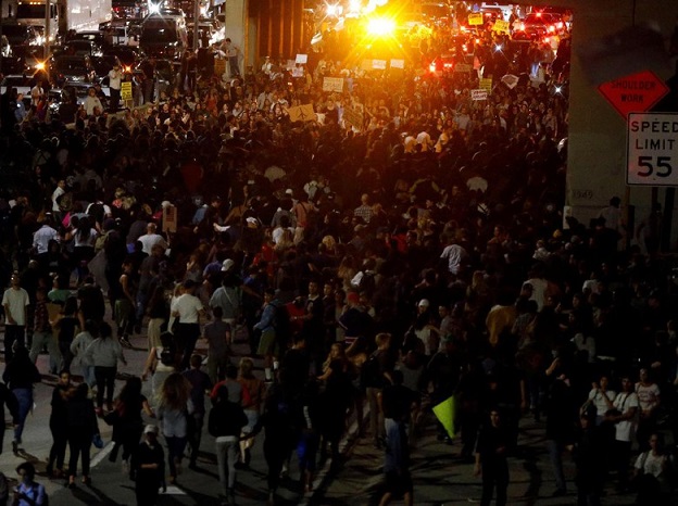 Demonstran Anti-Trump Banjiri Jalanan Los Angeles