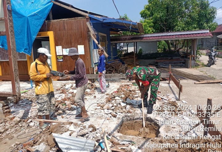 Ringankan Tangan Bantu Warganya Babinsa Paskem  Ikut Goro Bantu Bangun Rumah