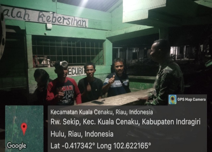 Kondusifitas Di Wilayah Perlu Dijaga, Babinsa Laksanakan Patroli Siskamling Malam