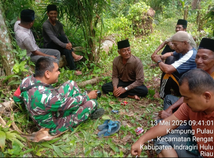 Menjalankan Komsos Secara Humanis Kepada Warganya Babinsa Koramil 01/Rengat Pererat Hubungan Masyarakat