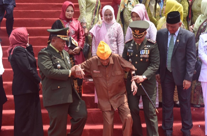 Aksi Spontanitas Dandim 0302/Inhu Gandeng Veteran Turuni Anak Tangga Usai Upacara Detik Detik Proklamasi HUT RI Ke-79