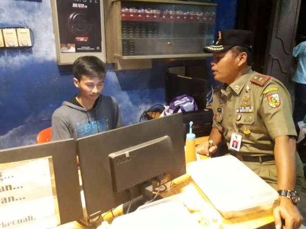 Satpol PP Tutup Warnet Salahi Jam Operasional