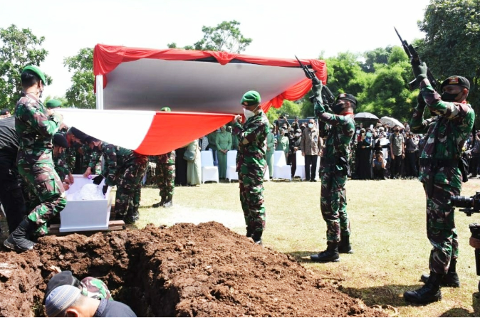 Kasad Pimpin Pemakaman Sertu Anumerta Mochamad Rizal Maulana Arifin