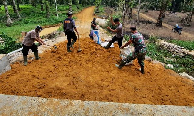 TNI dan Warga Lanjutkan Penimbunan Box Culvert Dusun Suka Mulya Jaya