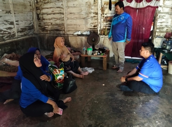 Prihatin Kondisi Warga, Demokrat Inhu Salurkan Bantuan untuk Pengidap Tumor Ovarium
