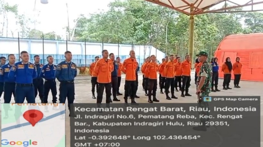 Tanamkan Jiwa Kekompakan dan Disiplin, Babinsa Berikan Materi PBB Kepada Personil Damkar