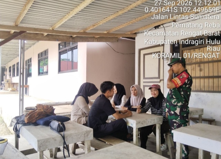 Silahturahmi Dengan  Masyarakat Agar Babinsa Bisa  Mengetahui Perkembangan Situasi Dilingkungan.