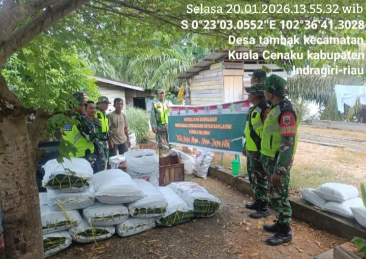 Cegah Karhutla, Babinsa Koramil 01/Rengat Dan MPA Sisir Desa Tambak Kuala Cenaku