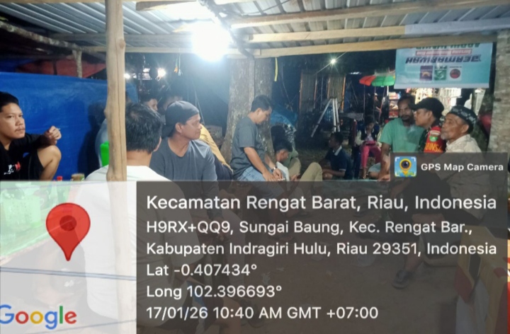 Menghendaki Warganya Tetap Aman Dan Nyaman Babinsa Koramil 01/Rengat Patroli Malam Hari Ke Wilayah Binaan