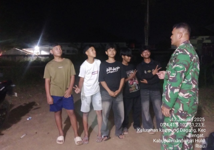 Laksanakan Patroli Malam Babinsa koramil 01/Rengat Sambangi Warga Kelurahan.