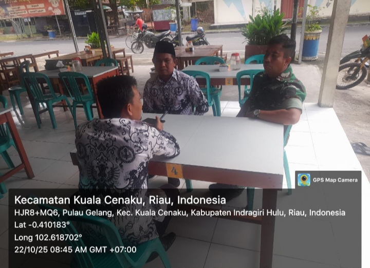 Wujudkan Tugas Pokok TNI AD Dikewilayahan Babinsa Koramil 01/Rengat Taja Komsos Di Desa Pulau Gelang.