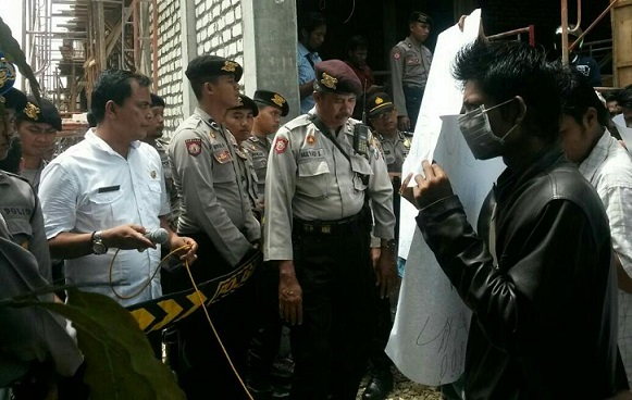 Perhimpunan Pemuda Pamekasan Lurug Kantor Disdik.