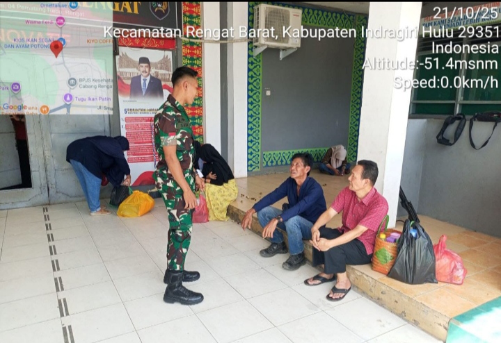 Jalin Keakraban,Babinsa Lakukan Komunikasi Sosial Dengan Warga Kelurahan Rengat Barat