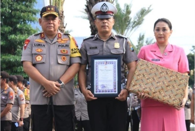 Berprestasi, Kapolda Jatim Berikan Penghargaan Kepada Aiptu Sujadi