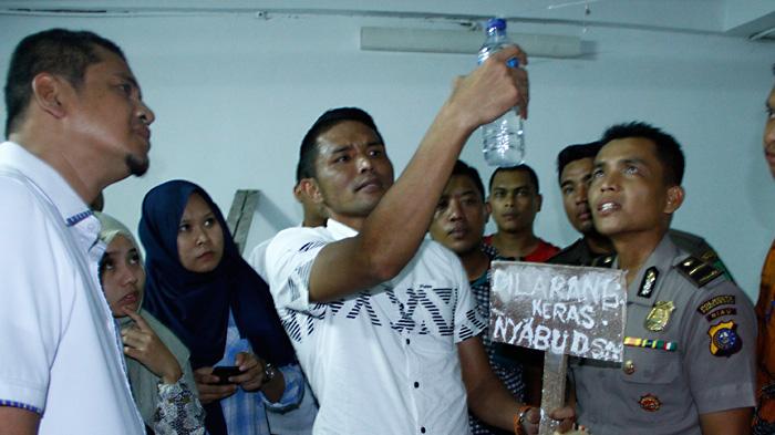 Bong dan Plastik Sabu Berserakan di Lantai III Gedung DPRD Riau