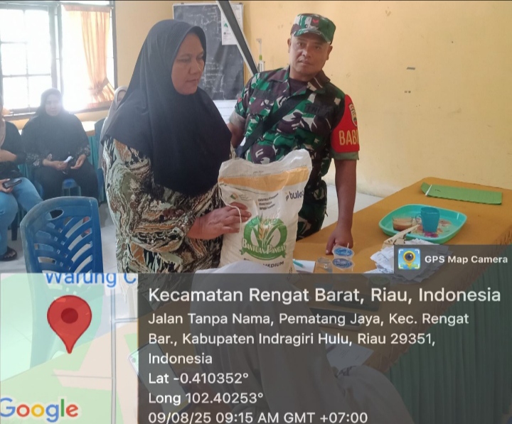 Babinsa Lakukan Pendampingan Saat Pengambilan Bantuan Beras Di Desa Binaan Untuk Masyarakat Sekitar 117 KK