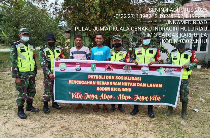 Tidak Ingin Karhutla Terjadi Babinsa Ajak Warga Kuala Cenaku Untuk Patroli.