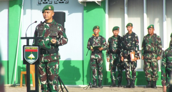 Komandan Kodim 0302/Inhu - Kuansin Pimpin Upacara Bendera Bulanan Distadiun Narasinga Rengat