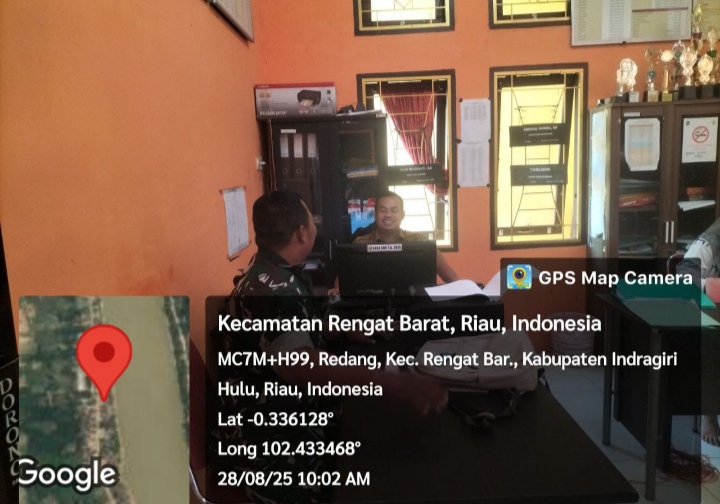 Babinsa Bersama Sekdes Ajak Perangkat Desa Lainya Untuk Selalu Ramah Dengan Masyarakat Saat Melayani