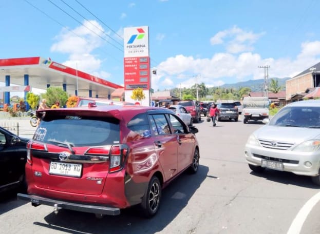 Akibat Keterlambatan Pasokan BBM Dari Depot Pengisian Seluruh SPBU di Rejang Lebong Antrian Panjang