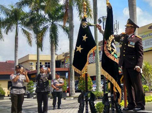 Kapolda Riau Pimpin Upacara Pencucian Pataka