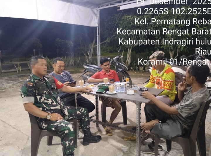 Sekaligus Babinsa Melaksanakan Komsos Dan Patroli Malam Diwilayah Binaan Bersama Warganya