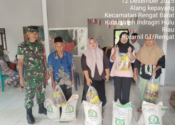 Inginkan Kelancaran Babinsa Dampingi Penyaluran Bantuan Beras Bulog dan Minyak Goreng Kepada Warga