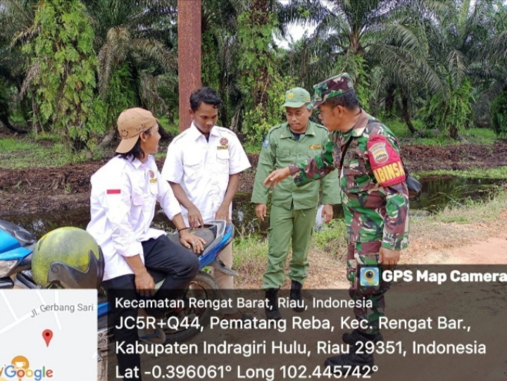 Warga Kelurahan Pematang Reba Disambangi Babinsa Untuk Jaga Hubungan baik Untuk Mempererat Silaturahmi