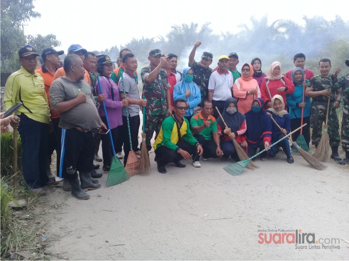 Dandim 0204/DS bergotong royong bersama masyarakat dan pelajar