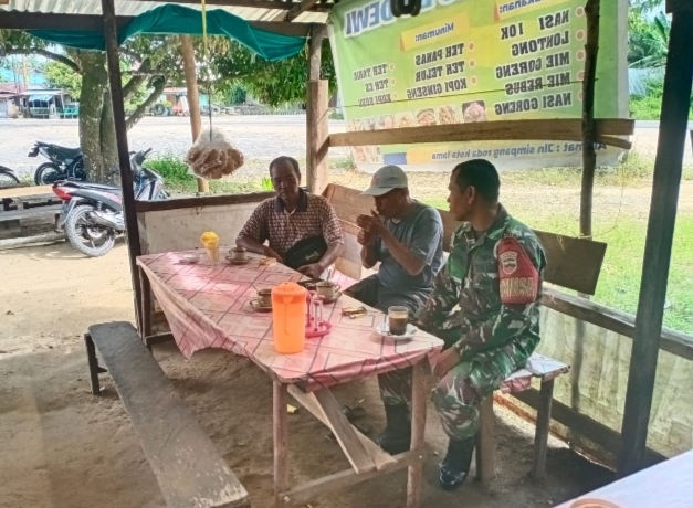 Dalam Komsos Babinsa Sampaikan Pesan Jaga Ketertiban dan Kebersihan Lingkungan