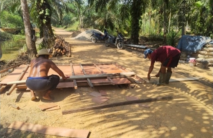 Babinsa Jadi Motor Penggerak Pembangunan Jembatan Beton Garuda