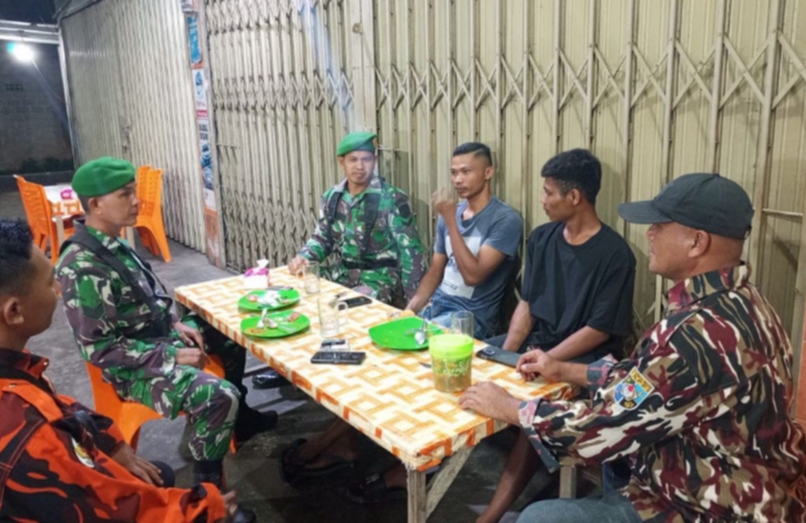 Jaga Keamanan Lingkungan, Babinsa Bersama Ormas dan Masyarakat Melaksanakan Patroli Siskamling