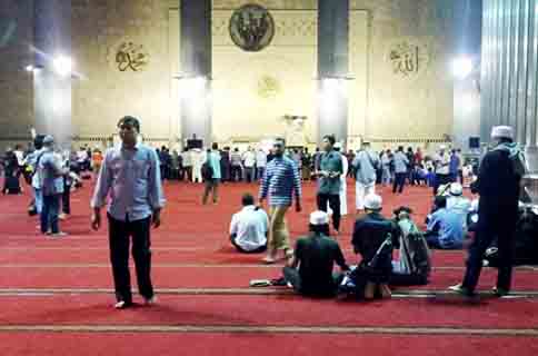 Massa Padati Masjid Istiqlal Malam Ini, Begini Suasananya