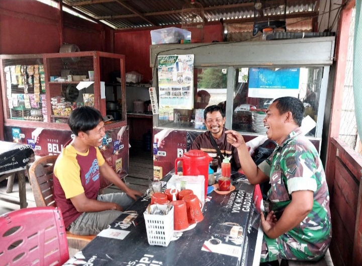 Sambangi Tongkrongan Warga Di kedai Kopi Babinsa Desa Kota lama Komsos Dengan Pemuda