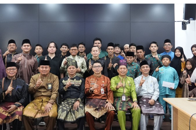 Jelang Pacu Jalur Tepian Narosa, Plt Bupati Serahkan Bonus Kafilah Kuansing Peraih Juara III MTQ Riau