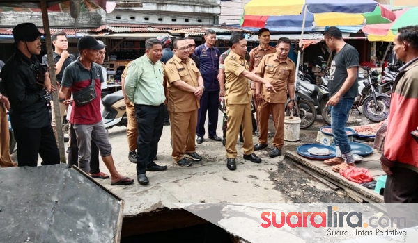 Bupati Meranti Tinjau Jalan Sungai Juling yang Ambruk