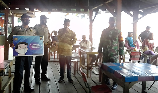 Kapolsek dan Koramil Kuala Kampar Melaksanakan Operasi Disiplin Protkes