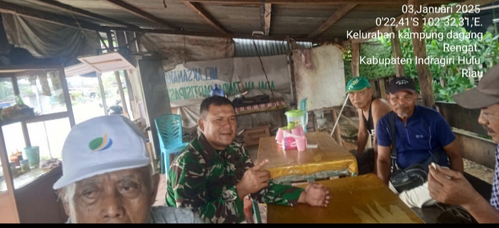 Tetap jalin hubungan Baik Babinsa Koramil 01/Rengat,Komsos Diwilayah Binaani